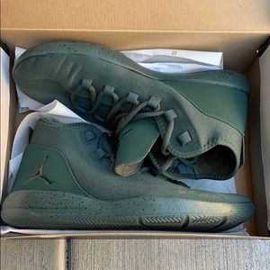 Barely worn Jordan Reveal sz 9